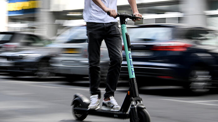 Der junge Mann ist mit dem E-Scooter gestürzt. (Symbolbild)