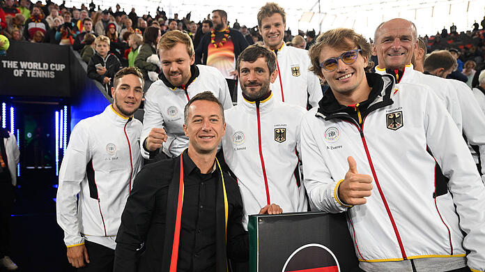 Das deutsche Davis-Cup-Team verabschiedet Philipp Kohlschreiber (vorne links).