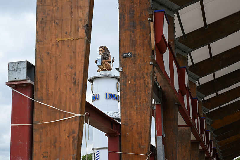 Zwei Wochen früher als sonst begannen die Bauarbeiten dieses Jahr für die Wiesn 2024.
