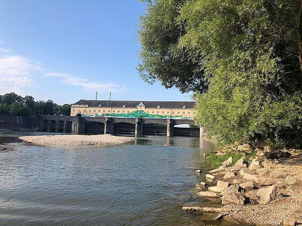 Hinter dem Oberföhringer Stauwehr findet man viele ruhige Ecken zum Baden - aber keinen Kiosk. Hinter dem Oberföhringer Stauwehr findet man viele ruhige Ecken zum Baden - aber keinen Kiosk.