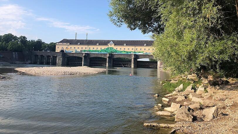 Hinter dem Oberföhringer Stauwehr findet man viele ruhige Ecken zum Baden - aber keinen Kiosk. Hinter dem Oberföhringer Stauwehr findet man viele ruhige Ecken zum Baden - aber keinen Kiosk.