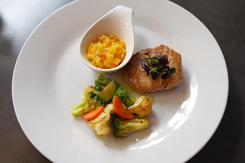 Dritter Gang: Thunfischsteak an Mango- Chili-Salsa und Saison-Gemüsen. Dritter Gang: Thunfischsteak an Mango- Chili-Salsa und Saison-Gemüsen.