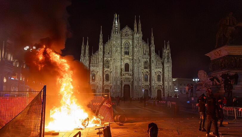 Vor dem Mailänder Dom brannte am Samstagabend ein Feuer. Vor dem Mailänder Dom brannte am Samstagabend ein Feuer.