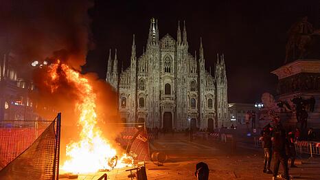 Vor dem Mail&auml;nder Dom brannte am Samstagabend ein Feuer.