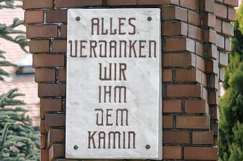 Diese Plakette schmückt das Kago-Anwesen.