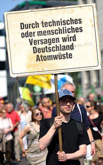 Aufwändig gestaltete Plakate zeigen den Weg in die Zukunft.