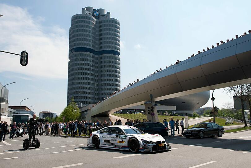 Wenn ein Rennauto auf der Straße fährt: Martin Tomczyk bei der Präsentation des neuen BMW M4DTM
