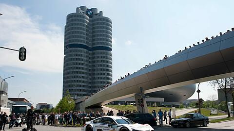 Wenn ein Rennauto auf der Straße fährt: Martin Tomczyk bei der Präsentation des neuen BMW M4DTM