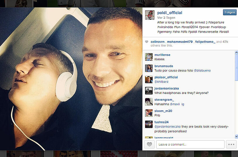 Lukas Podolski erwischte Bastian Schweinsteiger beim Nickerchen.