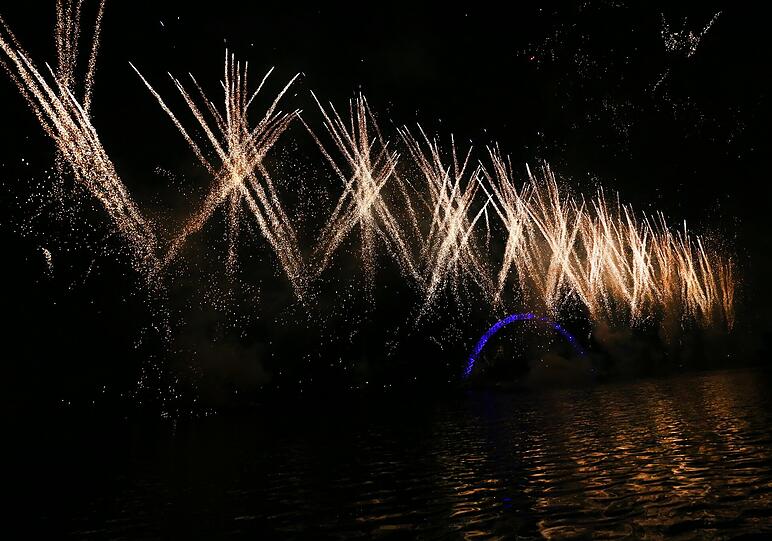 Beim "Sommernachtstraum" im Olympiapark bekamen die Münchner ein Feuerwerk der Superlative geboten. Die Bilder der Pyro-Show.