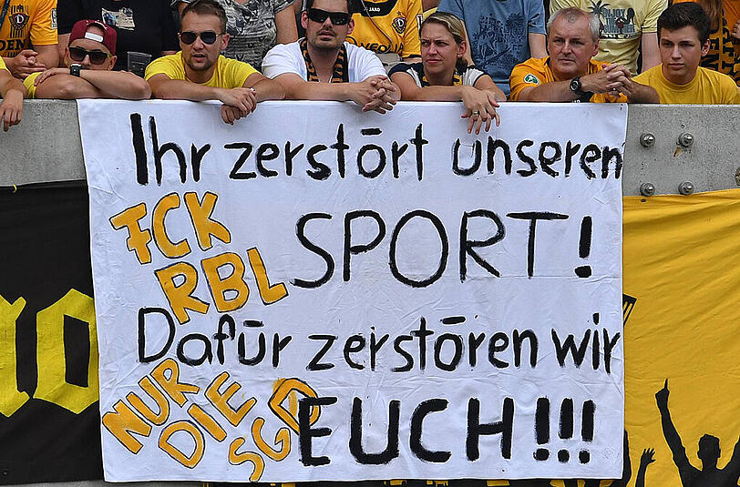 Auch mit Tranparenten demonstrierten Dresdner Fans gegen den "Dosenklub" aus Leipzig.