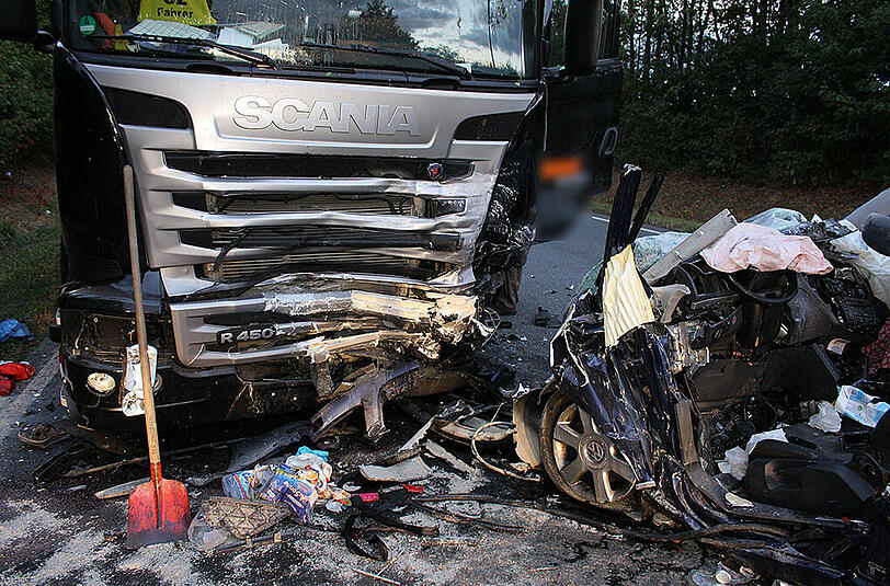 Bei dem Crash wurde der VW Touran komplett zerstört. Die Bilder von der Unfallstelle.