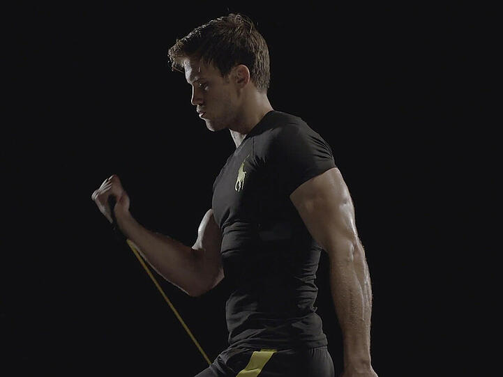 Enganliegend und ganz in Schwarz: Das "Polo Tech Shirt"