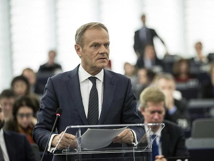 "Ich weiß, dass auf beiden Seiten des Ärmelkanals jeder erschöpft vom Brexit ist", sagte EU-Ratspräsident Donald Tusk vor den Europaabgeordneten.