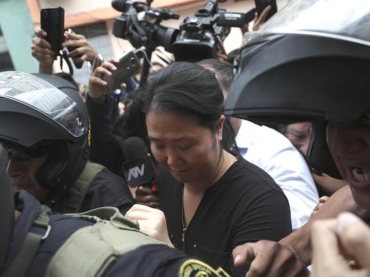 Keiko Fujimori, Oppositionschefin in Peru, wird von der Polizei eskortiert. Ein Gericht in Lima hat ihre erneute Inhaftierung angeordnet.