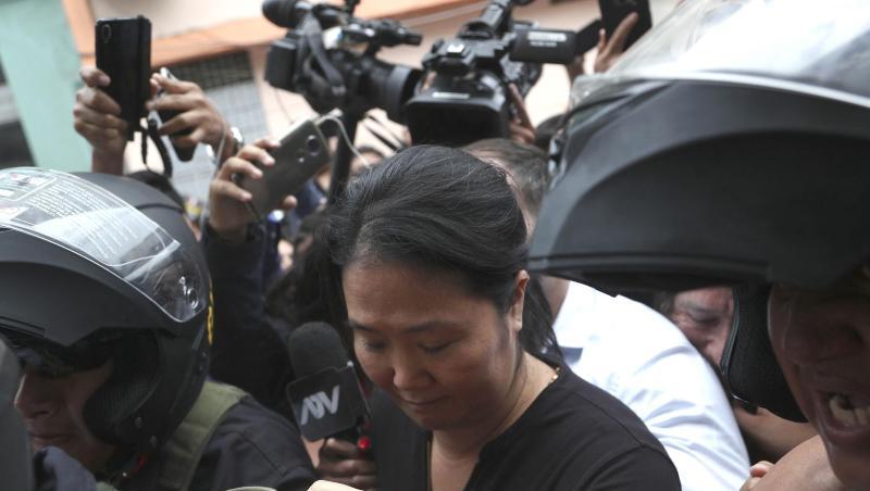 Keiko Fujimori, Oppositionschefin in Peru, wird von der Polizei eskortiert. Ein Gericht in Lima hat ihre erneute Inhaftierung angeordnet. Keiko Fujimori, Oppositionschefin in Peru, wird von der Polizei eskortiert. Ein Gericht in Lima hat ihre erneute Inhaftierung angeordnet.