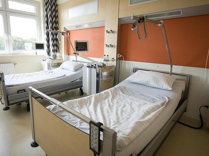 Blick in ein Patientenzimmer in einem Krankenhaus. Foto: Christian Charisius/Archivbild
