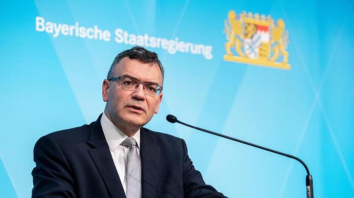 Bayerns Staatskanzleichef Florian Herrmann spricht auf einer Pressekonferenz.