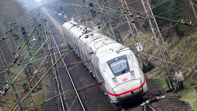 Rund 300 Fahrgäste mussten in einen Ersatzzug steigen, nachdem ein ICE im Landkreis Harburg liegen geblieben war. (Symbolbild)
