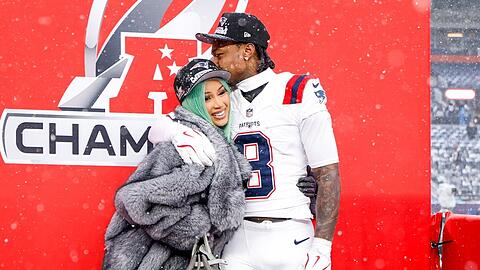 Cardi B und Stefon Diggs zeigten sich innig beim Spiel in Colorado.