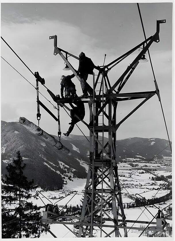 In luftiger H&ouml;he wird an der Wallbergbahn gebaut, in nur neun Monaten ist sie damals fertiggestellt.