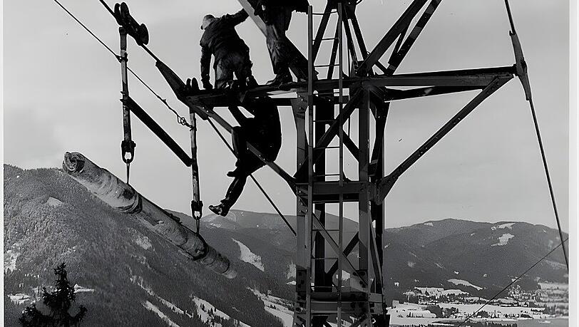In luftiger H&ouml;he wird an der Wallbergbahn gebaut, in nur neun Monaten ist sie damals fertiggestellt.