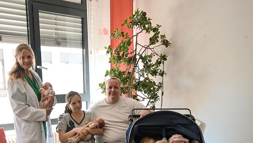 Jasmin und Andreas Rittner aus F&uuml;rth haben zum dritten Mal in recht kurzem Abstand Zwillinge bekommen. Auch die &auml;lteren Geschwister sind noch ziemlich klein. (Handout)
