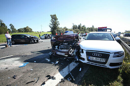 Insgesamt fünf Autos rasten auf der A9 ineinander. Ein 74-Jähriger erlitt während des Crashs einen Herzinfarkt und starb.
