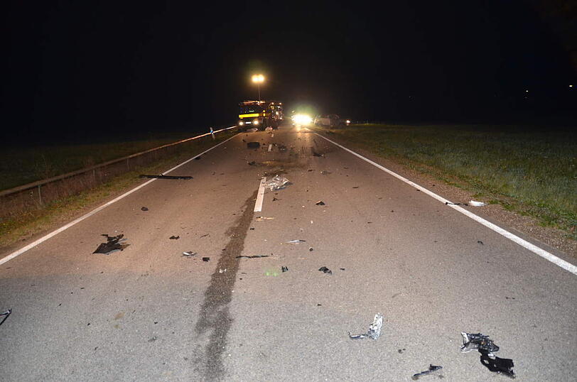 Überholmanöver zum falschen Moment: Zwei Autos krachen frontal ineinander, die beiden Fahrer sind verletzt.