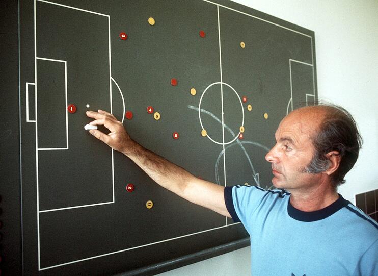 Dettmar Cramer, Bayern-Trainer 1975-1977: Parallele zu Pep: Der Weltenbummler Cramer, der sich zuvor auch als Journalist versucht hatte, übernimmt 1975 eine satte Truppe, die eigentlich schon alles erreicht hat.