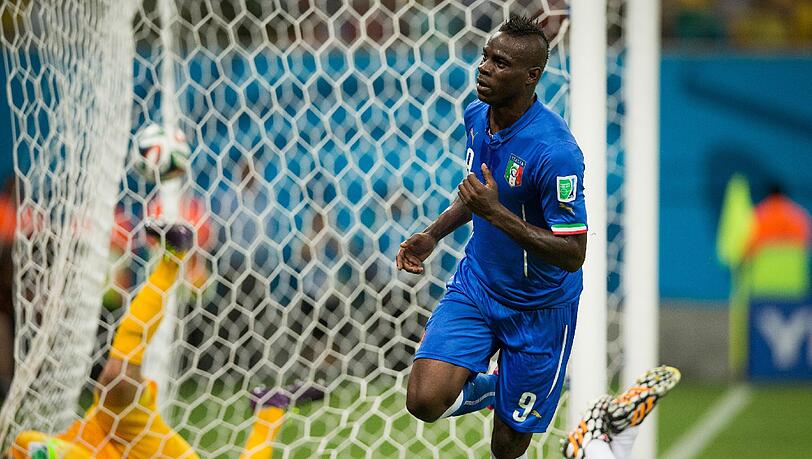 Mario Balotelli macht das entscheidende Tor für Italien. Mario Balotelli macht das entscheidende Tor für Italien.