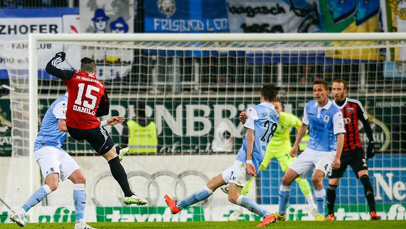 Vor 15 000 Zuschauern im erst zum zweiten Mal seit seiner Eröffnung 2010 ausverkauften Stadion erzielte Soares das 1:0. Vor 15 000 Zuschauern im erst zum zweiten Mal seit seiner Eröffnung 2010 ausverkauften Stadion erzielte Soares das 1:0.