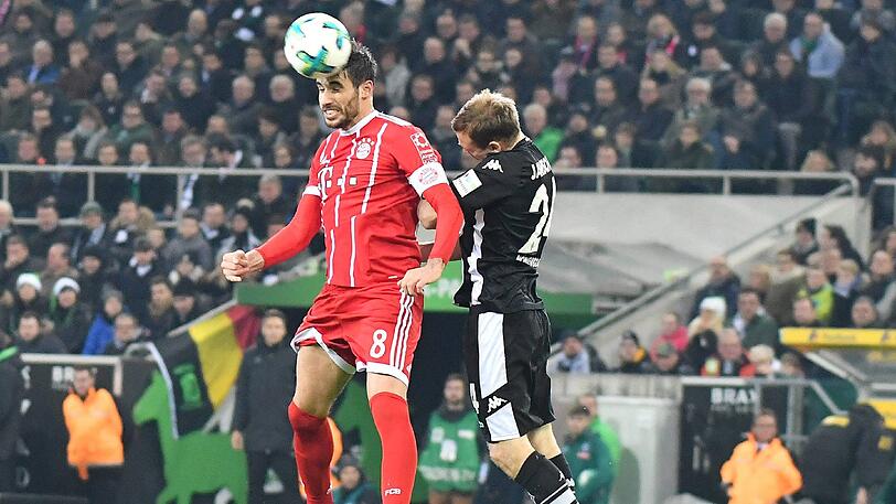 Javier Martinez: Note 4. Der baskische Turm vor der Abwehr war erstmals Bayern-Kapitän, zeigte mit resolutem Einsatz. Schonte sich nicht, andere auch nicht. Bekam einmal einen Ellbogen ab, weiter ging's. Wenn er mit nach vorne ging, rief das noch die meiste Gefahr hervor. Ständiger Antreiber, vorbildlicher Einsatz. In der Schlussphase mit zu vielen Ballverlusten.