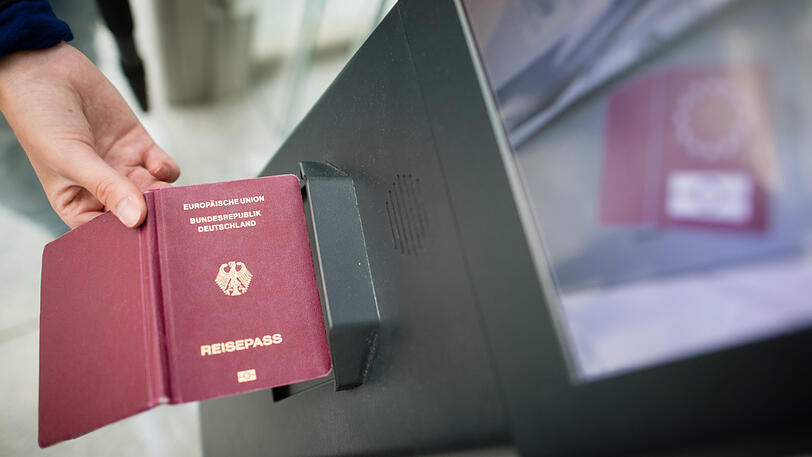 Um Beweismittel zu vernichten, riss der Mann einfach eine Seite aus seinem Reisepass. (Symbolbild)