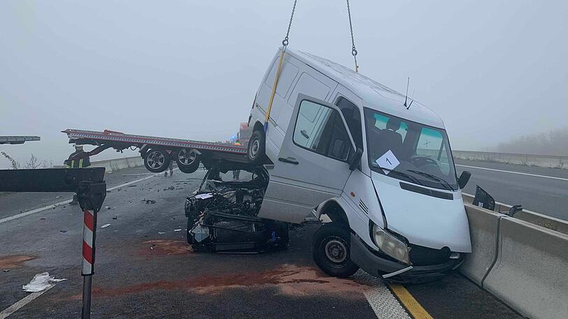 Trümmerhaufen auf der A7 - Rettungskräfte bergen am Sonntag die 18 beschädigten Fahrzeuge. Bilder vom Einsatz.