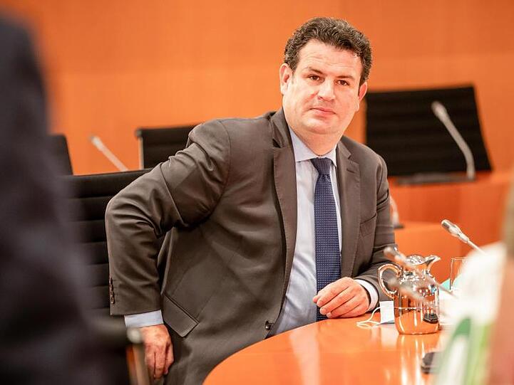 Hubertus Heil (SPD), Bundesminister für Arbeit und Soziales, wartet auf den Beginn der Sitzung des Bundeskabinetts im Kanzleramt.
