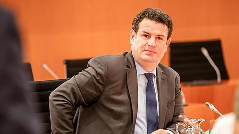 Hubertus Heil (SPD), Bundesminister für Arbeit und Soziales, wartet auf den Beginn der Sitzung des Bundeskabinetts im Kanzleramt.