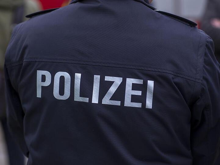 Polizist in Uniform. Foto: Jens Büttner/Archiv