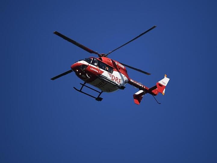 Ein Rettungshubschrauber im Einsatz. Foto: Patrick Seeger/dpa/Archivbild