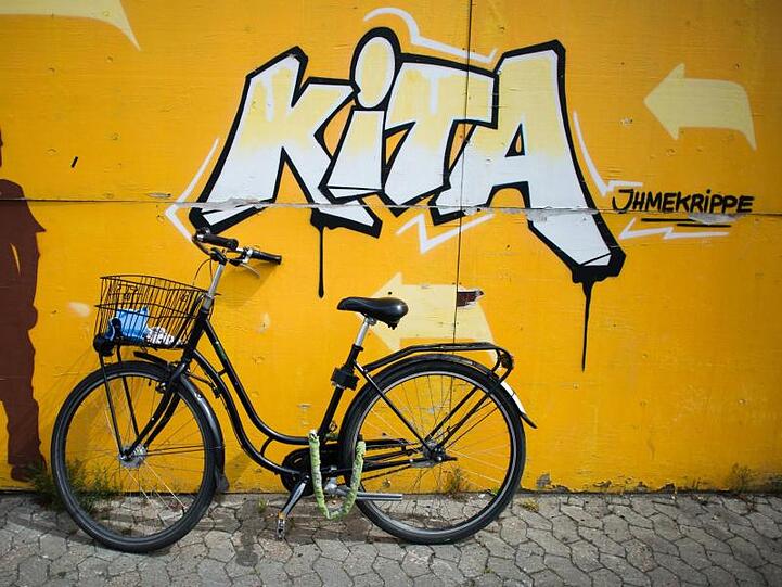 "KiTa"-Graffiti. Foto: Julian Stratenschulte/dpa/Symbolbild
