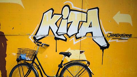 "KiTa"-Graffiti. Foto: Julian Stratenschulte/dpa/Symbolbild
