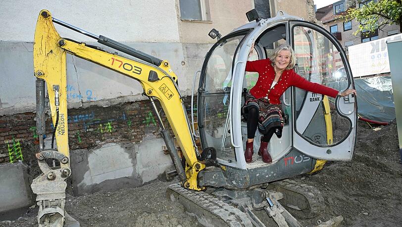 Natürlich packt sie zum Start mit an: Schauspielerin Jutta Speidel sitzt im Bagger auf der Baustelle für ihr drittes Horizont-Haus in München.