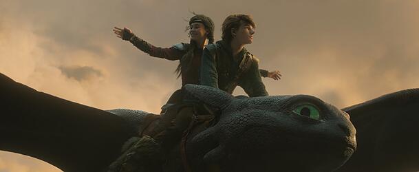 Astrid (Nico Parker) und Hiccup (Mason Thames) auf Night Fury. Astrid (Nico Parker) und Hiccup (Mason Thames) auf Night Fury.