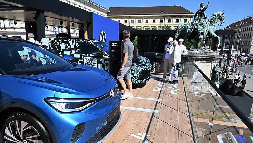 Eine Auto-Ausstellung auf Münchens schönsten Plätzen: ein Bild von der IAA 2023.