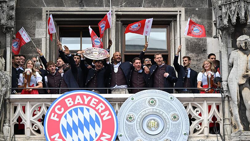 Die Bayern-Stars feiern auf dem Rathaus-Balkon.