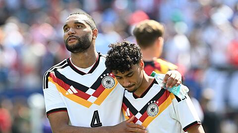 Bald auch im Verein Teamkollegen? Jonathan Tah (l) und der offenbar vom FC Bayern umworbene Nathaniel Brown. (Archivbild)