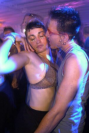 Auch in Clubs wird sich gerne der Musik (und dem Tanzpartner) hingegeben.. Völlig in Trance (und um das ein oder andere Kleidungsstück leichter) geben sich diese beiden Clubber der Techno-Musik.