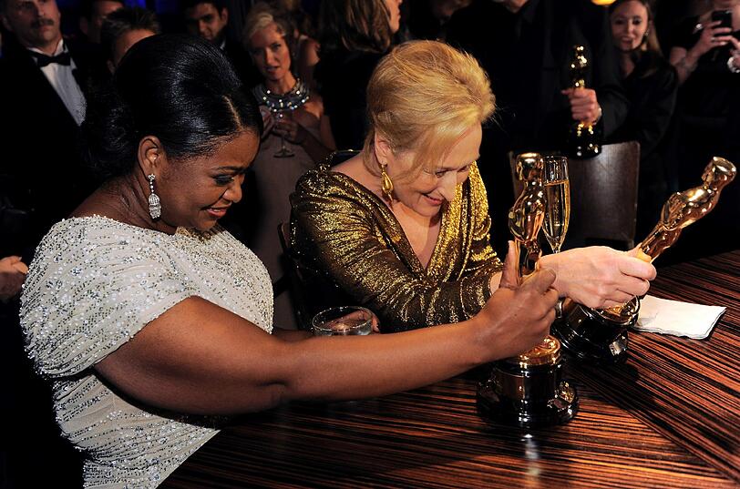 Ist der wirklich echt? Die Preisträgerinnen Meryl Streep ("Die eiserne Lady") und Octavia Spencer ("The Help") begutachten ihre Trophäen.
