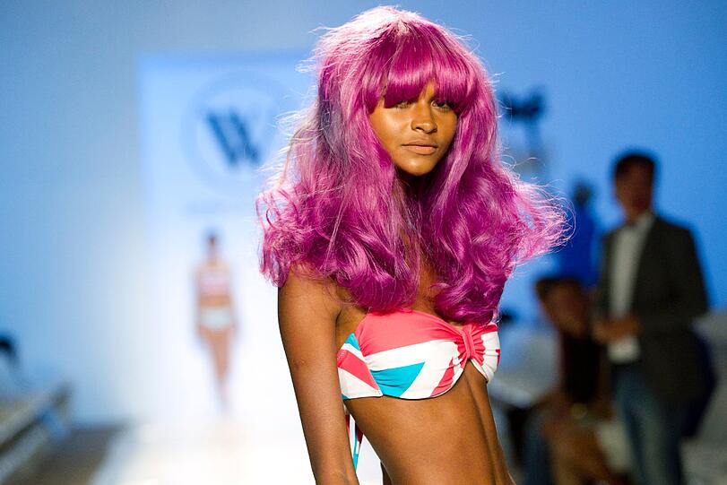 Bei der "Mercedes Benz Fashion Week Swim" präsentieren die Top-Models die angesagteste Bademode - da kann man(n) schon mal ins Schwitzen kommen. Die Bilder.