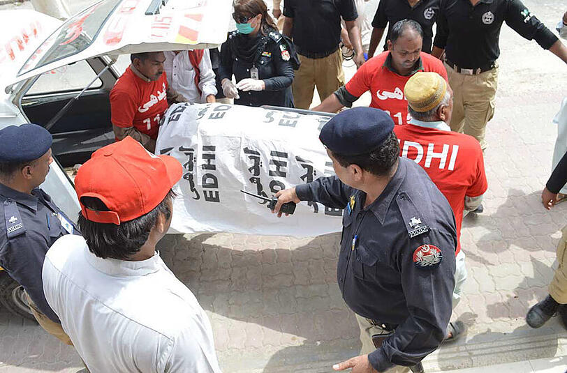 Qandeel Baloch wurde vermutlich von ihrem Bruder ermordet. Hier wird der Sarg mit ihrer Leiche im pakistanischen Muzaffarabad abtransportiert.